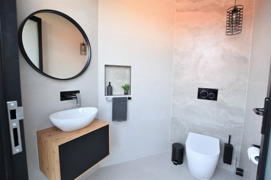 #64 - Bathrooms: A tiny outdoor bathroom with best use of space