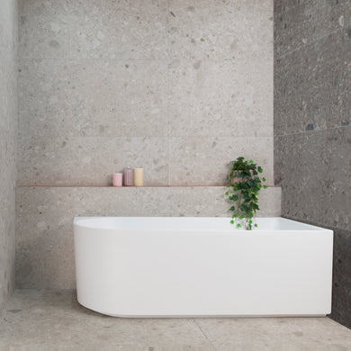 Arco 1600mm right corner bathtub in matte white, front view