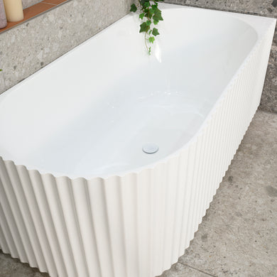 Agora Groove 1500mm right corner bathtub in gloss white, zoomed top down view